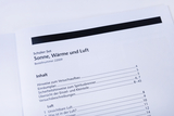 Das Bild zeigt den Inhaltsverzeichnis eines Schüler-Sets mit dem Titel „Sonne, Wärme und Luft“. Es umfasst Hinweise zum Versuchsaufbau sowie verschiedene Themen zu Luft und Experimentieranleitungen.