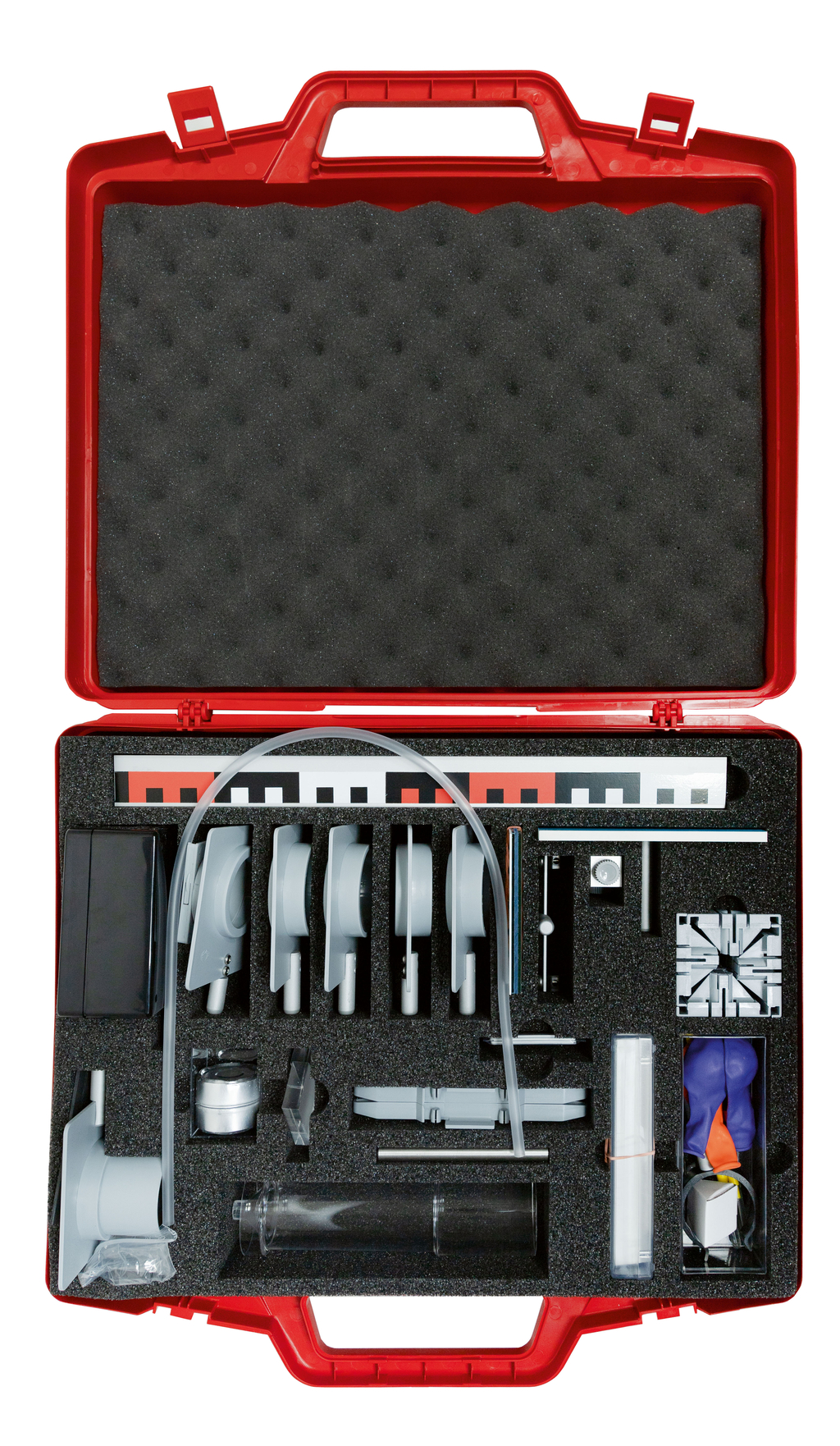 Das Bild zeigt ein rotes Werkzeug-Set, das in einem stabilen Koffer angeordnet ist. Die darin enthaltenen Materialien scheinen für Experimente im Bildungsbereich konzipiert zu sein, einschließlich verschiedener mechanischer Komponenten und Messinstrumente.