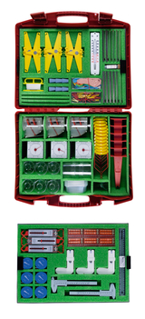 Das Bild zeigt einen roten Koffer, der mit verschiedenen Experimentiermaterialien ausgestattet ist, darunter Messgeräte, Gläser und verschiedene Werkzeuge. Die Anordnung der Materialien ist übersichtlich, wobei alle Teile in einem schaumstoffbeschichteten Innenraum untergebracht sind.