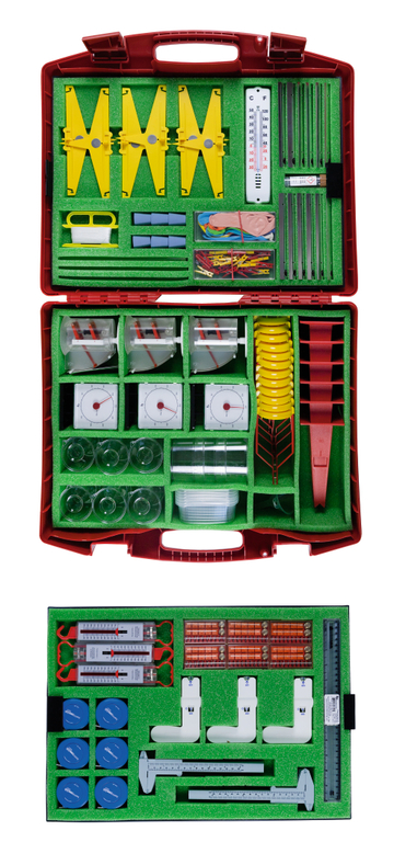 Das Bild zeigt einen roten Koffer, der mit verschiedenen Experimentiermaterialien ausgestattet ist, darunter Messgeräte, Gläser und verschiedene Werkzeuge. Die Anordnung der Materialien ist übersichtlich, wobei alle Teile in einem schaumstoffbeschichteten Innenraum untergebracht sind.
