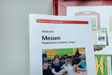 Das Bild zeigt ein Schüler-Set zum Thema "Messen" von Cornelsen Experimenti, das sich mit Temperaturen, Gewichten und Längen beschäftigt. Auf dem Cover ist eine Gruppenaktivität von Kindern abgebildet, die mit verschiedenen Materialien experimentieren.