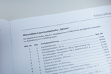 Das Bild zeigt eine Materialliste für den Experimentierkoffer „Messen“, der zur Ausstattung von sechs Schülergruppen dient. Auf der Liste sind verschiedene Materialien und ihre Bestellnummern aufgeführt, die für Experimente im Bildungswesen benötigt werden.