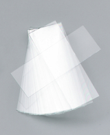 Das Bild zeigt eine Anordnung transparenter, rechteckiger Folien, die übereinander gestapelt sind. Sie scheinen für den Einsatz in Experimenten oder Bildungsprojekten gedacht zu sein.