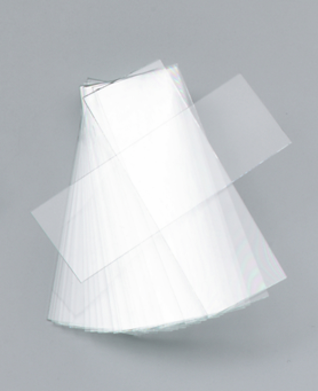 Das Bild zeigt eine Anordnung transparenter, rechteckiger Folien, die übereinander gestapelt sind. Sie scheinen für den Einsatz in Experimenten oder Bildungsprojekten gedacht zu sein.