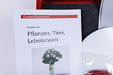 Das Bild zeigt ein Schüler-Set mit dem Titel „Pflanzen, Tiere, Lebensraum“ von Cornelsen Experimenta. Es beinhaltet ein Informationsblatt, das vermutlich für Experimente im Bereich Biologie im Bildungswesen gedacht ist.
