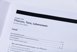 Das Bild zeigt eine Inhaltsseite eines Schüler-Sets mit dem Titel "Pflanzen, Tiere, Lebensraum". Es listet verschiedene Themen und Experimente auf, die sich mit der Untersuchung von Pflanzen und ihrem Lebensraum befassen.