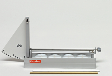 Das Bild zeigt ein Experimentiergerät zur Demonstration von physikalischen Prinzipien, bestehend aus einem Winkelmesser, einer Halterung für Kerzen und einem Schiebemechanismus. Unter dem Gerät liegen zwei Metallstangen, die möglicherweise zur Stabilisierung oder als weitere Experimentiermaterialien dienen.