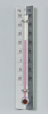 Das Bild zeigt ein klassisches Thermometer mit einer Skala von 0 bis 50 Grad Celsius. Die Temperatureinheit ist in °C angegeben, und die Flüssigkeit im Thermometer ist farbig, um die Temperaturanzeige zu verdeutlichen.