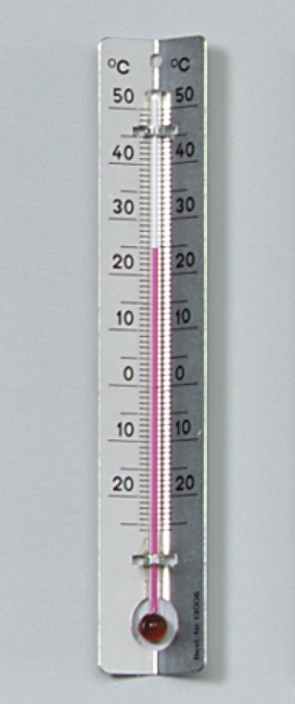 Das Bild zeigt ein klassisches Thermometer mit einer Skala von 0 bis 50 Grad Celsius. Die Temperatureinheit ist in °C angegeben, und die Flüssigkeit im Thermometer ist farbig, um die Temperaturanzeige zu verdeutlichen.