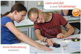 Das Bild zeigt zwei Schülerinnen, die an einem Experimentierprojekt mit einer Schülerlampe arbeiten, die Laser und LED enthält. Auf dem Tisch sind verschiedene Geräte und Materialien ausgestellt, während die Schülerinnen konzentriert und engagiert miteinander interagieren.