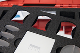 Das Bild zeigt ein Set von optischen Experimentiermaterialien, das in einem schützenden Schaumstoffbereich einer roten Box angeordnet ist. Es enthält mehrere spiegelnde und transparente Linsen sowie ein Maßblatt zur Unterstützung von Experimenten im Bildungsbereich.