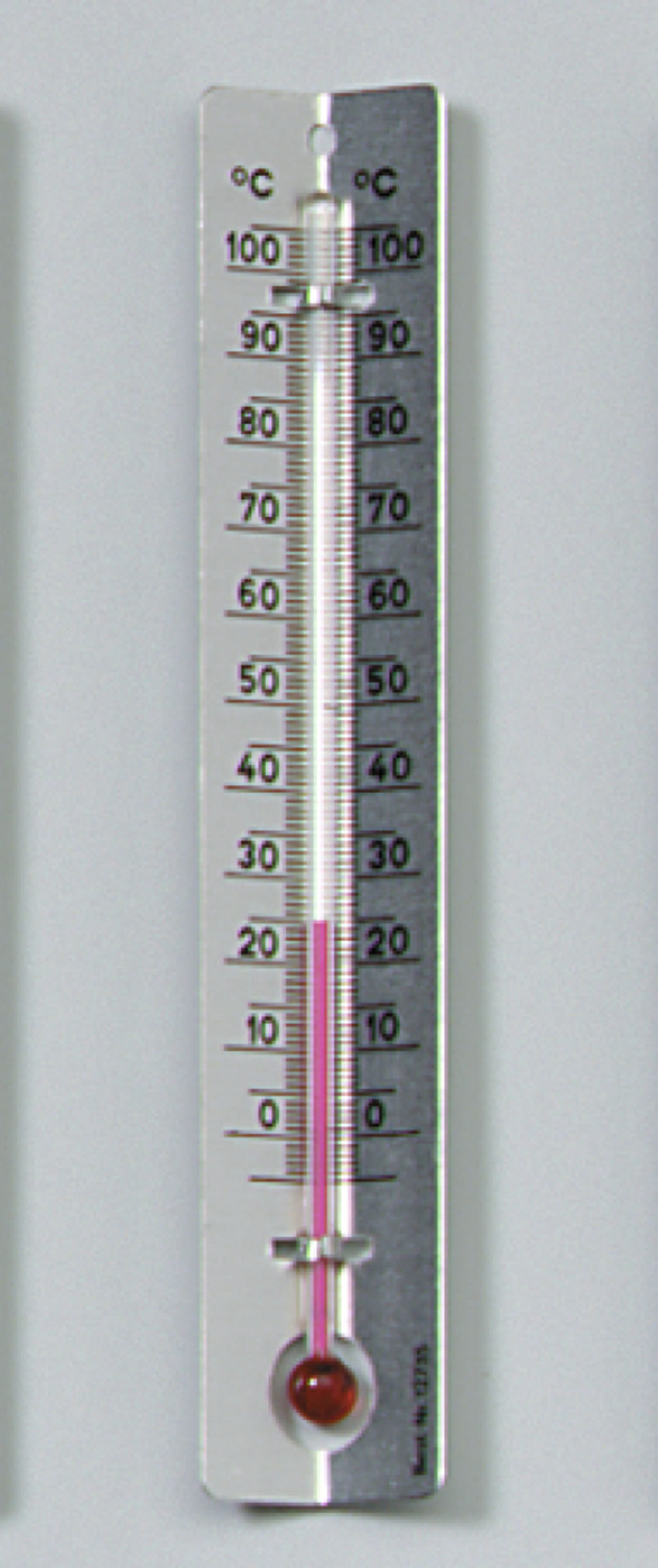 Das Bild zeigt ein klassisches Thermometer mit einer Skala von -20 °C bis 100 °C. Die Flüssigkeit im Thermometer ist rot, und es ist für die Verwendung im Bildungswesen gedacht.