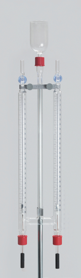 Das Bild zeigt ein Experimentiergerät, das aus einem Zylinder mit zwei Seitenarm-Rohren besteht. Diese Apparatur wird häufig in wissenschaftlichen Experimenten zur Durchführung von Messungen und chemischen Reaktionen verwendet.