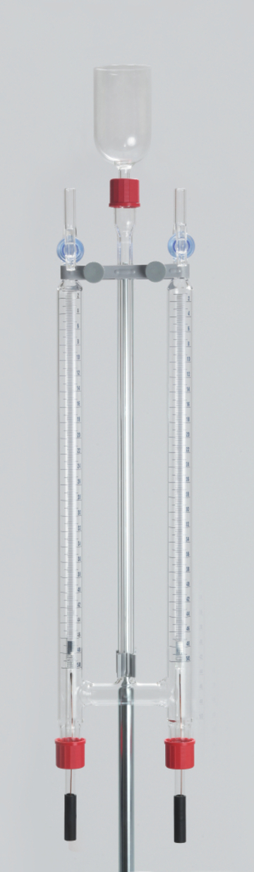 Das Bild zeigt ein Experimentiergerät, das aus einem Zylinder mit zwei Seitenarm-Rohren besteht. Diese Apparatur wird häufig in wissenschaftlichen Experimenten zur Durchführung von Messungen und chemischen Reaktionen verwendet.