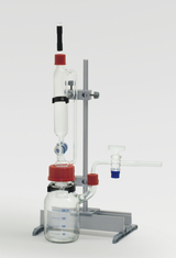 Das Bild zeigt eine chemische Apparatur, die aus mehreren Gläsern und einem Ständer besteht, den ein roter Stopfen und ein Ventil ergänzt. Diese Ausrüstung wird häufig für Experimente in der Chemie verwendet und eignet sich für Bildungszwecke.