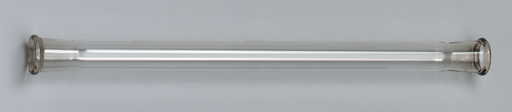 Das Bild zeigt ein langes, glasklares Rohr mit zwei erweiterten Enden, das vermutlich als Reagenzglas für chemische Experimente verwendet wird. Es ist für den Einsatz im Bildungsbereich konzipiert und eignet sich zur Durchführung verschiedener Experimentieranordnungen.