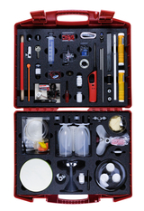 Das Bild zeigt einen roten Werkzeugkoffer, der mit verschiedenen Experimentiermaterialien und -geräten gefüllt ist, darunter Pipetten, Messzylinder, ein Bunsenbrenner und diverse Chemikalien. Die Anordnung der Utensilien sorgt für einen übersichtlichen Zugriff und eine einfache Handhabung beim Experimentieren.