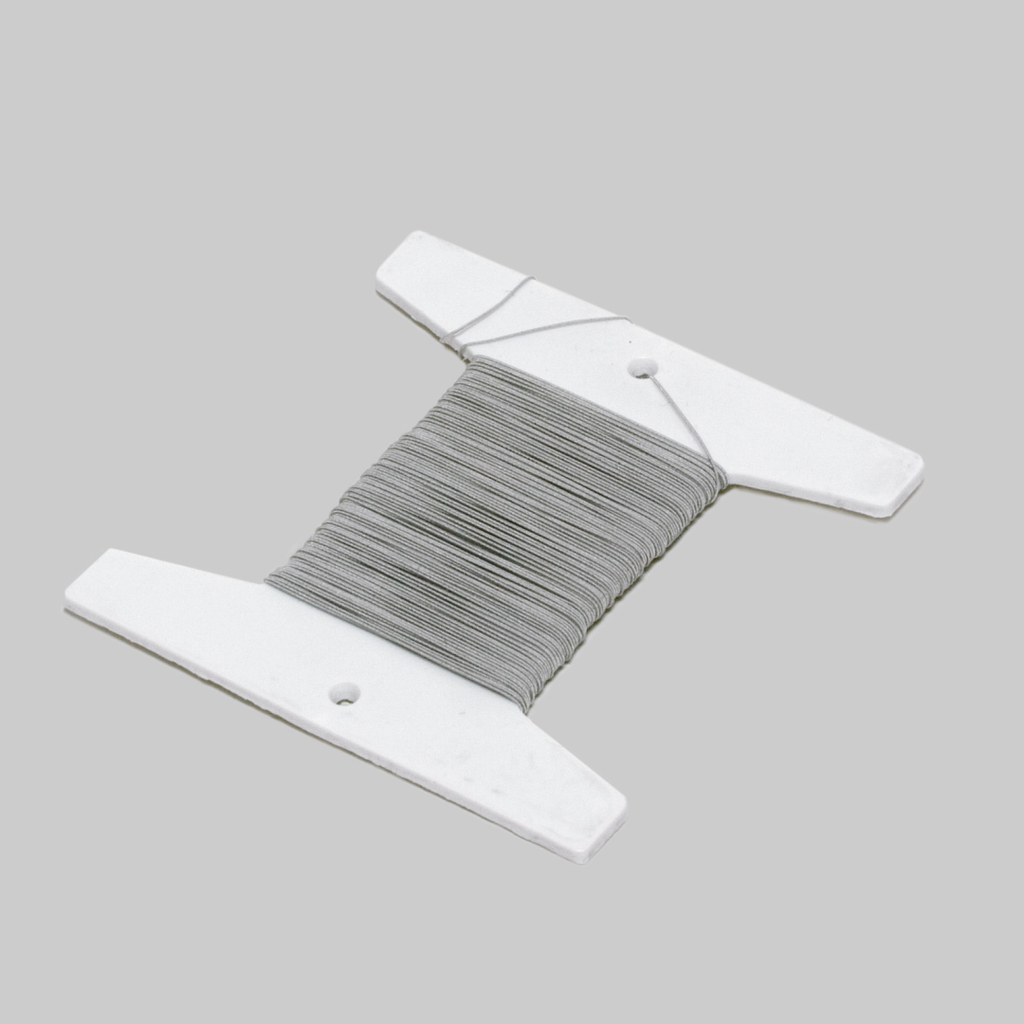 Das Bild zeigt eine Spule mit grauem Draht, die auf einem weißen, flachen Halter gewickelt ist. Dieses Produkt ist gängig im Experimentierbedarf und eignet sich für verschiedene Anwendungen in naturwissenschaftlichen Projekten.