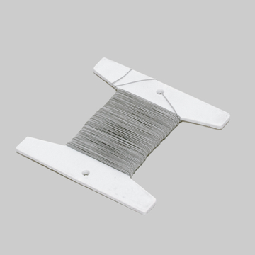 Das Bild zeigt eine Spule mit grauem Draht, die auf einem weißen, flachen Halter gewickelt ist. Dieses Produkt ist gängig im Experimentierbedarf und eignet sich für verschiedene Anwendungen in naturwissenschaftlichen Projekten.