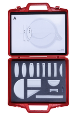 Das Bild zeigt einen roten Koffer, der verschiedene Linsen und Prismen für experimentelle Anwendungen enthält. Auf dem Deckel ist eine Skizze zur optischen Darstellung abgebildet, die die Nutzung der enthaltenen Komponenten veranschaulicht.