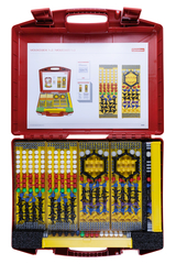 Das Bild zeigt eine rote Box mit dem Titel "Molekülbox 1+2", die verschiedene bunte Bausteine zur Darstellung von Molekülen enthält. Die Box ist geöffnet und präsentiert eine Anleitung sowie verschiedene Elemente in unterschiedlichen Farben und Formen für chemische Experimentierzwecke.