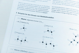 Das Bild zeigt eine Seite aus einem Lehrbuch, die Beispiele für Alkane und deren Strukturformeln umfasst. Gezeigt werden unter anderem Methan, Ethan, Propan, n-Butan und i-Butan mit entsprechenden chemischen Formeln und Molekülmodellen.