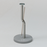 Das Bild zeigt einen stabilen Ständer aus Metall mit einem runden Sockel und zwei gebogenen Halterungen, die miteinander verbunden sind. Dieses Experimentiergerät könnte für physikalische Demonstrationen oder Tests verwendet werden.