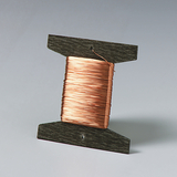 Das Bild zeigt eine Spule mit kupferfarbenem Draht, die auf einer grauen Halterung montiert ist. Dieses Experimentiermaterial ist im Bildungsbereich häufig für physikalische Versuche und elektrische Projekte verwendet.