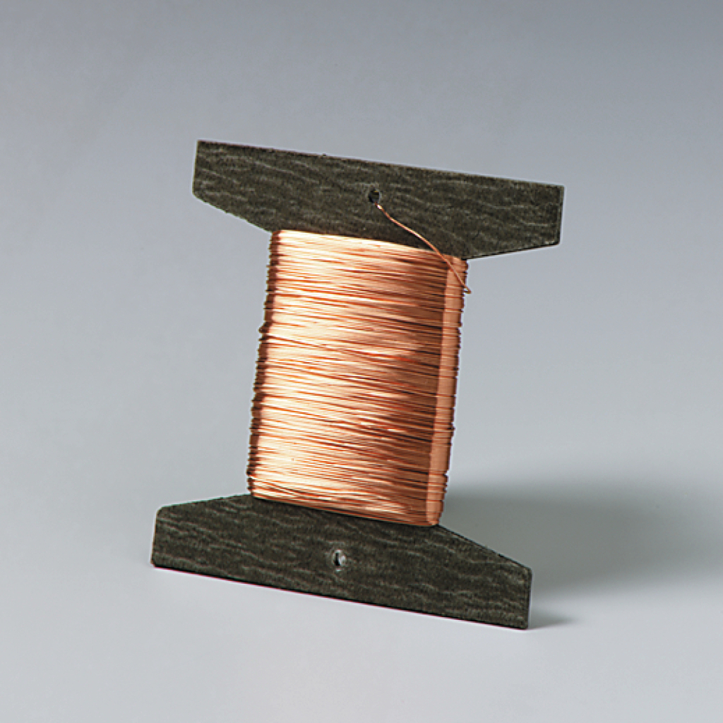 Das Bild zeigt eine Spule mit kupferfarbenem Draht, die auf einer grauen Halterung montiert ist. Dieses Experimentiermaterial ist im Bildungsbereich häufig für physikalische Versuche und elektrische Projekte verwendet.