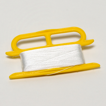 Das Bild zeigt eine gelbe Garnrolle mit einer weißen Schnur, die auf einem stabilen Halter verfügt. Dieses Zubehör eignet sich für verschiedene experimentelle Anwendungen im Bildungsbereich.