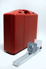 Das Bild zeigt einen roten Kunststoffkoffer und ein optisches Experimentiergerät, das einen schmalen Führungsschlitten mit einem Linsensystem und einer Einstellskala umfasst. Diese Ausrüstung dient zur Durchführung von Experimenten im Bereich der Optik für das Bildungswesen.