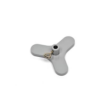 Das Bild zeigt einen grauen Experimentieradapter mit drei Armen und einer zentralen Öffnung. Dieser Adapter ist vermutlich für den Einsatz in Bildungsprojekten oder wissenschaftlichen Experimenten konzipiert.