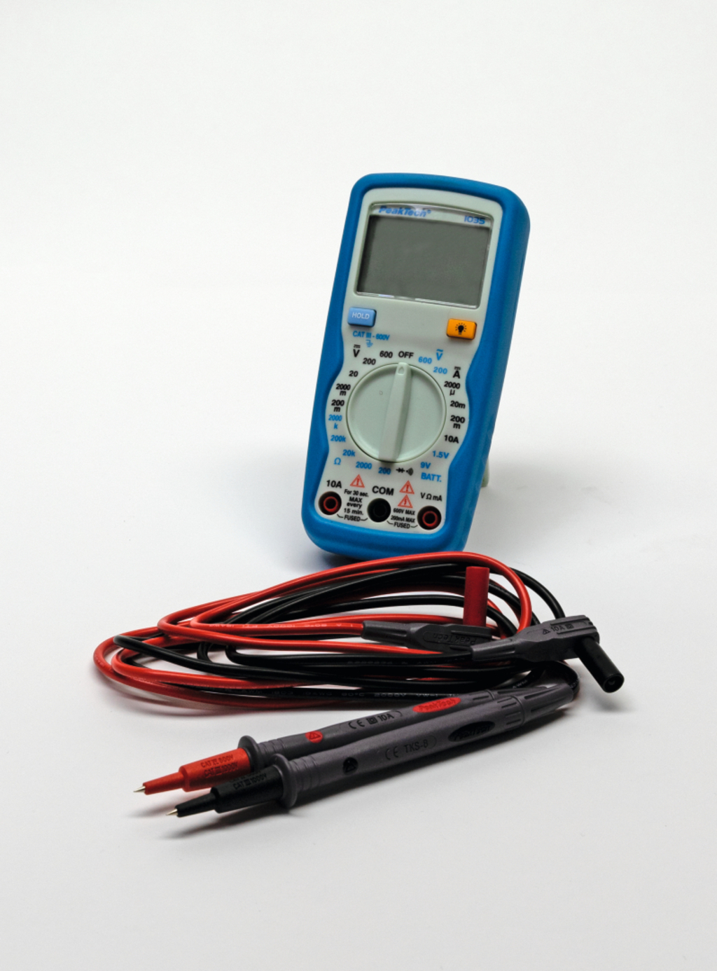 Das Bild zeigt ein digitales Multimeter in Blau, das zur Messung von elektrischen Größen dient. Unter dem Multimeter befinden sich Messleitungen in Rot und Schwarz, die verwendet werden, um elektrische Verbindungen herzustellen.