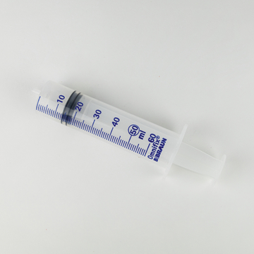 Das Bild zeigt eine transparente Spritze mit einer Kapazität von 60 ml, die mit blauen Markierungen zur genauen Abmessung versehen ist. Sie ist ein nützliches Werkzeug für Experimente im Bildungsbereich, insbesondere in den Naturwissenschaften.