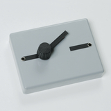 Das Bild zeigt ein graues Kunststoffgehäuse mit einem schwarzen Drehregler und zwei Anschlussbuchsen. Es scheint sich um ein elektrisches oder experimentelles Gerät zu handeln, das für Bildungszwecke im naturwissenschaftlichen Unterricht genutzt wird.