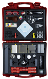 Das Bild zeigt einen roten Koffer voller Experimentiermaterialien, darunter Spiegel, Pipetten, diverse Formen von Behältern und Spielzeugfiguren. Die Ausstattung ist speziell für den Einsatz im Bildungsbereich konzipiert und fördert experimentelles Lernen.