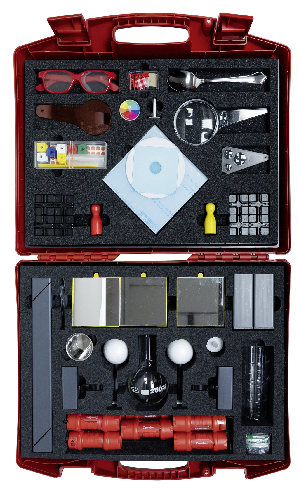 Das Bild zeigt einen roten Koffer voller Experimentiermaterialien, darunter Spiegel, Pipetten, diverse Formen von Behältern und Spielzeugfiguren. Die Ausstattung ist speziell für den Einsatz im Bildungsbereich konzipiert und fördert experimentelles Lernen.