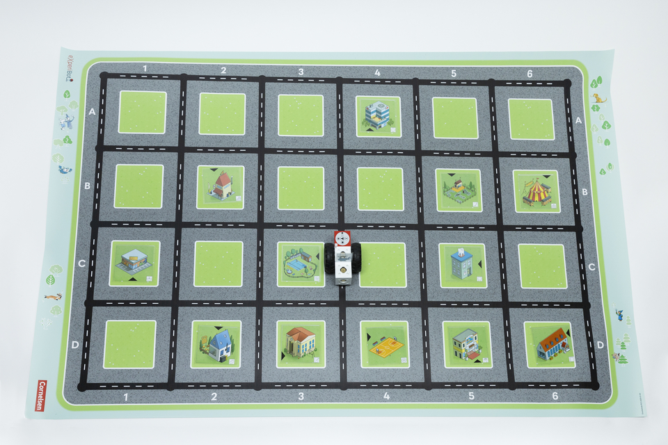 Gesamt&uuml;berblick von dem Spielplan f&uuml;r die Grundschule - der eXperiBot steh an einem Park, es sind weitere Ort als Illustration auf dem Plan gelegt.