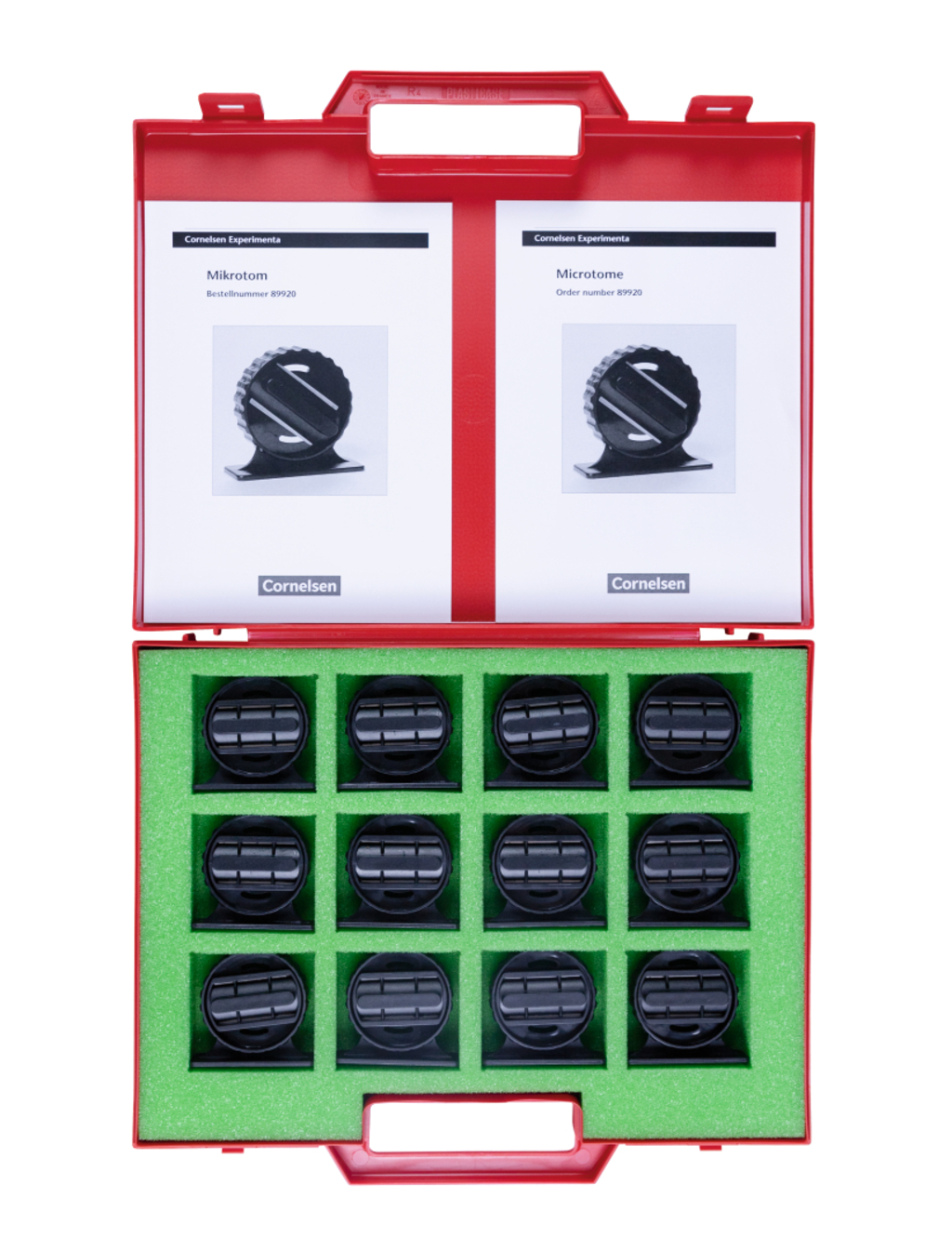 Das Bild zeigt ein rotes Koffer Set für einen Mikrotom, das für experimentelle Zwecke im Bildungsbereich konzipiert ist. Im Inneren befinden sich mehrere schwarze, runde Objekte auf grünem Schaumstoff, begleitet von Benutzeranleitungen.