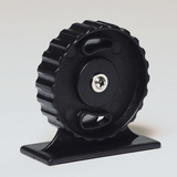 Das Bild zeigt eine schwarze Kurbelvorrichtung mit einem runden, gezahnten Rad, das auf einer stabilen Basis montiert ist. Diese Komponente könnte in Experimenten zur Demonstration von mechanischen Prinzipien eingesetzt werden.