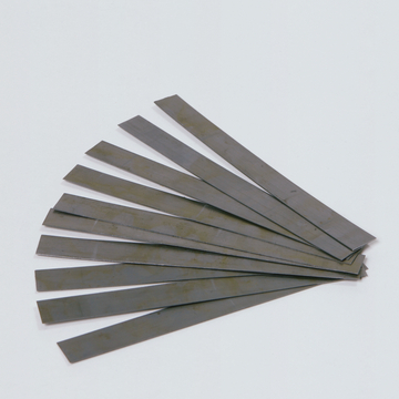 Das Bild zeigt eine Gruppe von dünnen, rechteckigen Metallstreifen, die übereinanderliegend angeordnet sind. Diese Streifen könnten als Experimentiermaterial im Bildungsbereich verwendet werden, möglicherweise für physikalische oder technische Anwendungen.