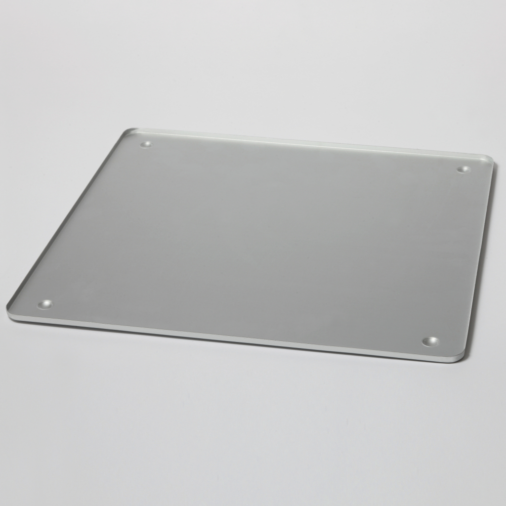 Das Bild zeigt eine glatte, rechteckige Glasplatte mit abgerundeten Ecken und vier kleinen Vertiefungen an den Ecken. Diese Platte eignet sich ideal als Arbeitsfläche oder Präsentationsunterlage für Experimente im Bildungsbereich.