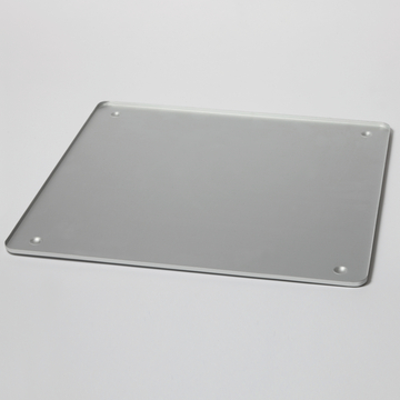 Das Bild zeigt eine glatte, rechteckige Glasplatte mit abgerundeten Ecken und vier kleinen Vertiefungen an den Ecken. Diese Platte eignet sich ideal als Arbeitsfläche oder Präsentationsunterlage für Experimente im Bildungsbereich.