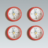 Das Bild zeigt vier Kompasse in rotem Gehäuse, die gleichmäßig angeordnet sind. Jeder Kompass weist die Himmelsrichtungen Norden, Osten, Süden und Westen an, ideal für experimentelle Zwecke im Bildungsbereich.