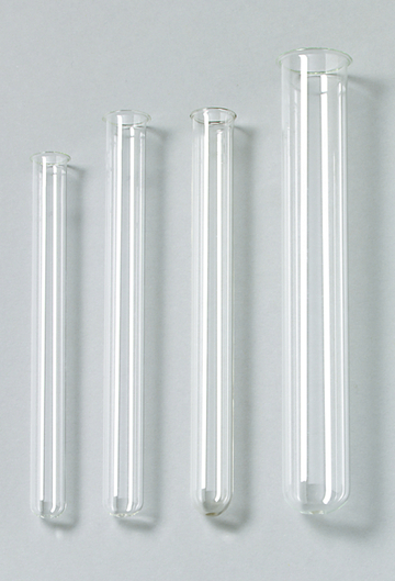 Das Bild zeigt vier transparente Reagenzgläser unterschiedlicher Länge, die nebeneinander angeordnet sind. Sie sind aus Glas gefertigt und haben eine gleichmäßige Form, die für chemische Experimente im Bildungswesen geeignet ist.