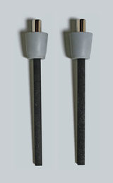 Das Bild zeigt zwei identische Elektroden mit einem grauen Gummi-Mantel und einer metallischen Spitze. Diese Elektroden werden häufig in Experimenten zur Durchführung von elektrischen Messungen oder Reaktionen verwendet.