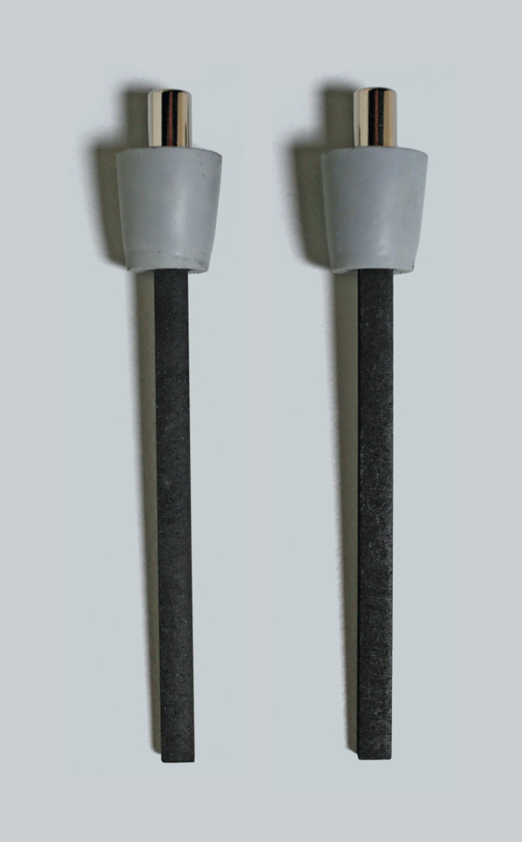 Das Bild zeigt zwei identische Elektroden mit einem grauen Gummi-Mantel und einer metallischen Spitze. Diese Elektroden werden häufig in Experimenten zur Durchführung von elektrischen Messungen oder Reaktionen verwendet.