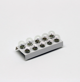 Das Bild zeigt eine Halterung mit zehn kleinen Glaskugeln, die auf einer weißen Basis angeordnet sind. Jede Kugel enthält eine kleine grüne Pflanze oder einen ähnlichen Gegenstand, der möglicherweise für Experimente im Bildungsbereich verwendet wird.