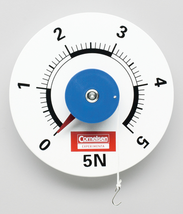 Das Bild zeigt eine Kraftmessungseinheit mit einer skalierten Anzeige von 0 bis 5 Newton. Die Anzeige ist mit einer roten Markierung zur Bestimmung der Kraft belastet, und ein Haken ist befestigt, um Objekte daran anzuhängen.