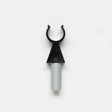 Das Bild zeigt ein experimentelles Gerät, das aus zwei Hauptteilen besteht: einem schwarzen, dreieckigen Kopf mit einer wiedergeführten Öffnung und einem grauen, zylindrischen Körper. Es könnte für chemische Versuche oder zur Halterung von Proben in einer Unterrichtsumgebung verwendet werden.